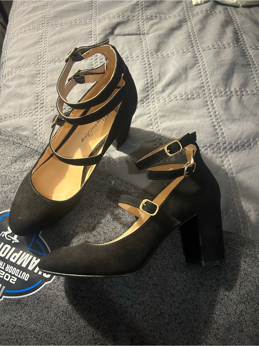 (FREE when bundled) Black velvet chunk heels